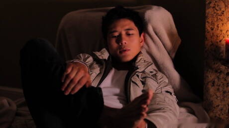 Peter Le, un taureau asiatique fort, taquine sa bite