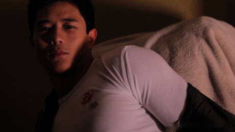 Peter Le, un taureau asiatique fort, taquine sa bite