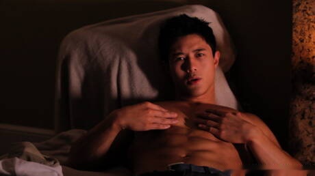 Peter Le, un taureau asiatique fort, taquine sa bite