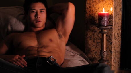 Peter Le, un taureau asiatique fort, taquine sa bite