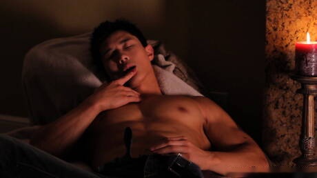 Peter Le, un taureau asiatique fort, taquine sa bite