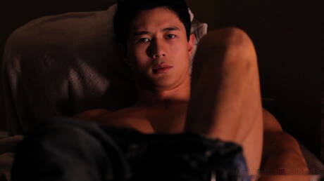 Peter Le, un taureau asiatique fort, taquine sa bite