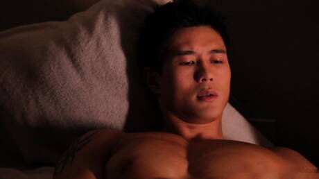 Peter Le, un taureau asiatique fort, taquine sa bite