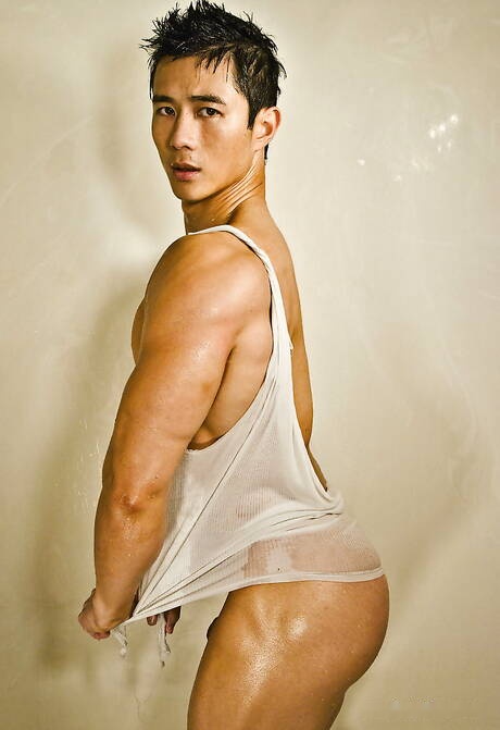 Der asiatische Bodybuilder Peter Le zieht sich aus und zeigt einen schönen Hintern