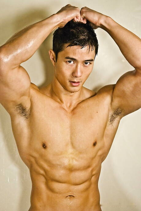 Der asiatische Bodybuilder Peter Le zieht sich aus und zeigt einen schönen Hintern