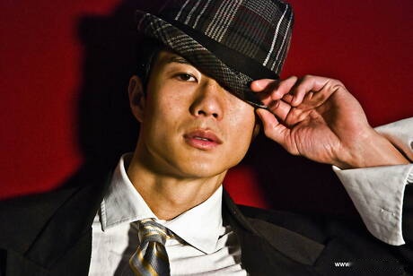 El toro fuerte oriental Peter Le se desnuda y muestra su trasero musculoso