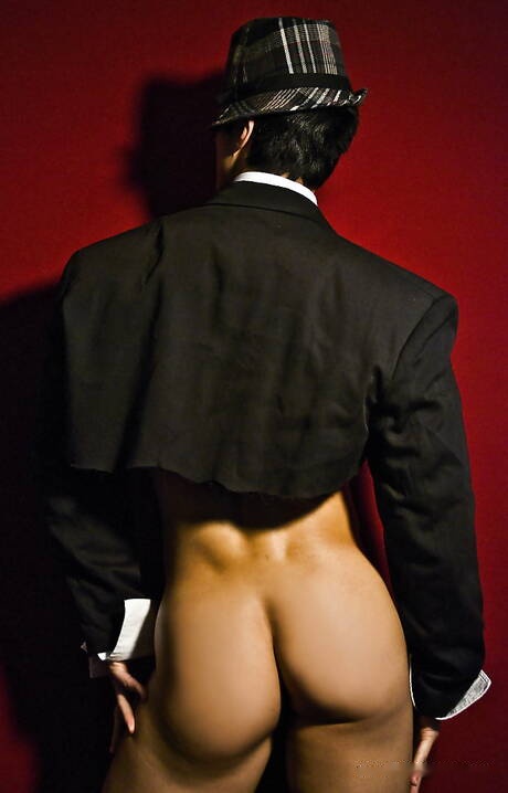 El toro fuerte oriental Peter Le se desnuda y muestra su trasero musculoso