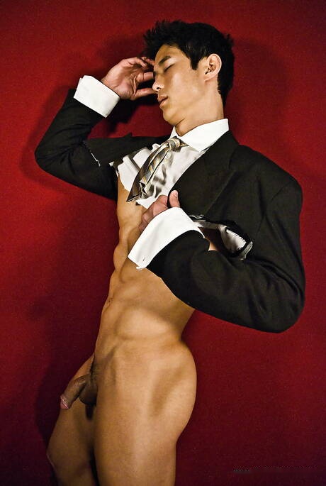 El toro fuerte oriental Peter Le se desnuda y muestra su trasero musculoso