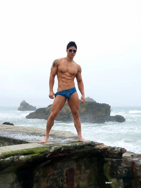 El toro oriental fuerte Peter Le muestra un cuerpo musculoso después de caminar por la playa