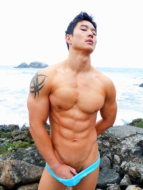 El fuerte toro asiático Peter Le posando desnudo y mostrando su trasero apretado al aire libre