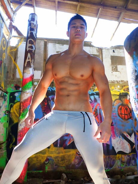 Orientalny kulturysta Peter Le rozbiera się i pokazuje idealną sylwetkę