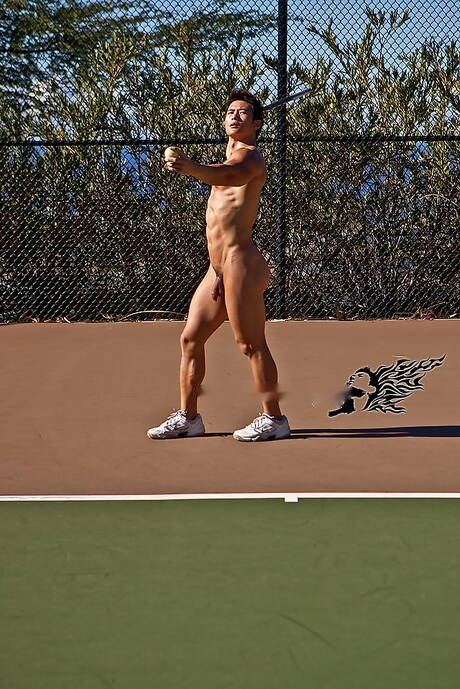 Le taureau asiatique fort Peter Le se met nu et montre son cul chaud à l