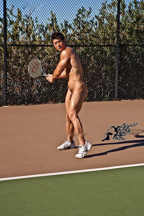 Le taureau asiatique fort Peter Le se met nu et montre son cul chaud à l