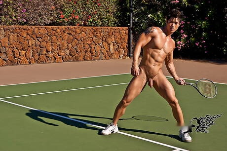 Le taureau asiatique fort Peter Le se met nu et montre son cul chaud à l