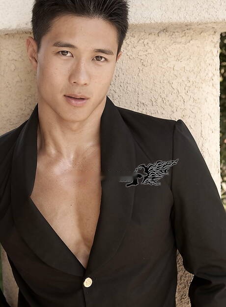 El fuerte toro asiático Peter Le se desnuda en el exterior