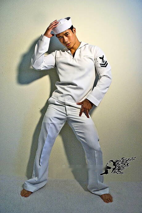 Il muscoloso orientale Peter Le mostra un corpo robusto