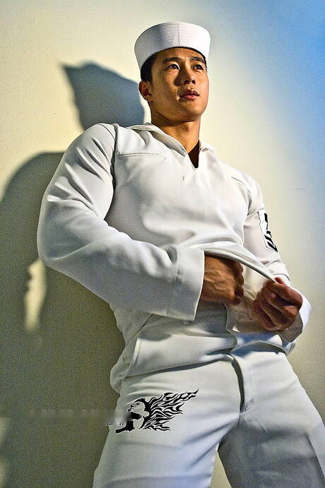 Il muscoloso orientale Peter Le mostra un corpo robusto