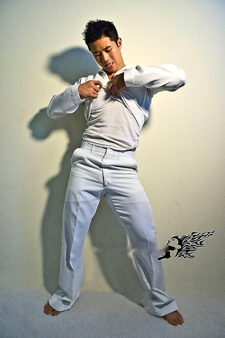 Il muscoloso orientale Peter Le mostra un corpo robusto