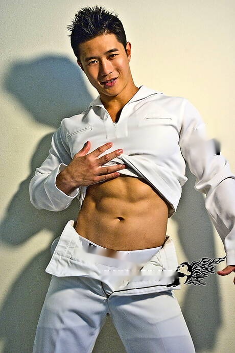 Il muscoloso orientale Peter Le mostra un corpo robusto