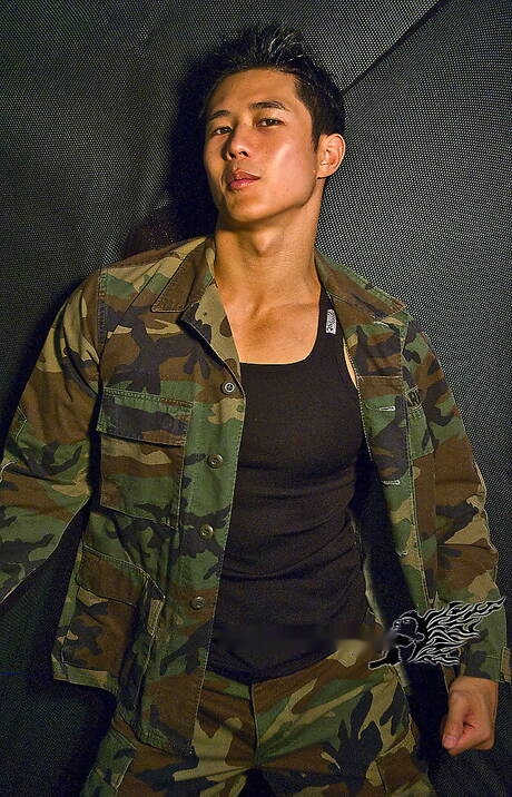 東洋の強い雄牛ピーター・レが裸になり、丸いお尻を見せる