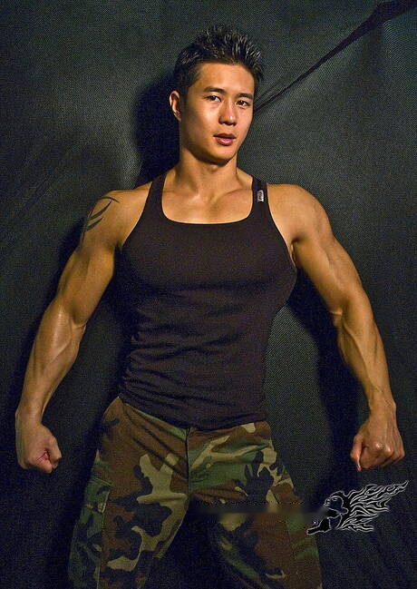 東洋の強い雄牛ピーター・レが裸になり、丸いお尻を見せる