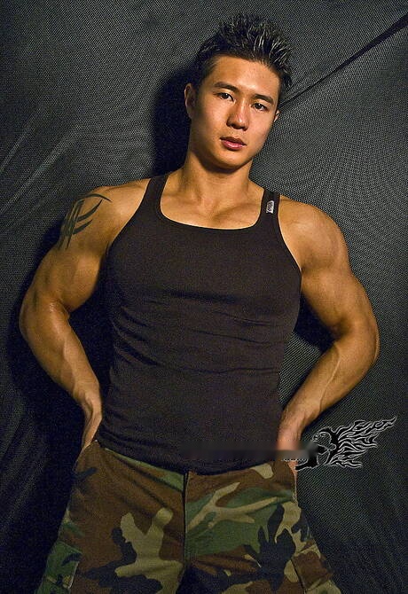 東洋の強い雄牛ピーター・レが裸になり、丸いお尻を見せる