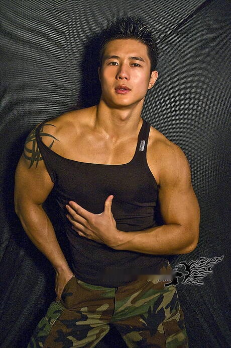 東洋の強い雄牛ピーター・レが裸になり、丸いお尻を見せる