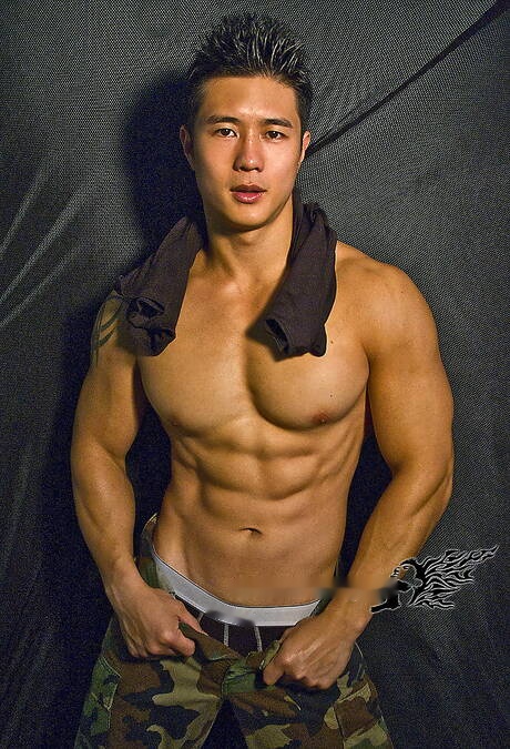 東洋の強い雄牛ピーター・レが裸になり、丸いお尻を見せる