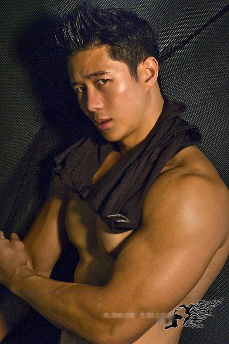 東洋の強い雄牛ピーター・レが裸になり、丸いお尻を見せる