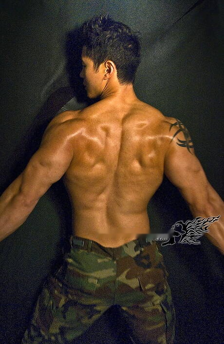 Orientalny silny byk Peter Le rozbiera się i pokazuje okrągły tyłek