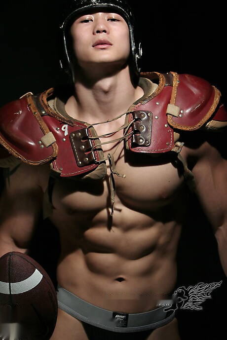 Il toro asiatico Peter Le posa nudo e mostra il sedere stretto