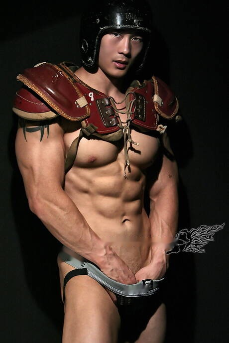 Il toro asiatico Peter Le posa nudo e mostra il sedere stretto