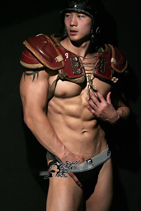 Aziatische stier Peter Le poseert naakt en toont strakke kont