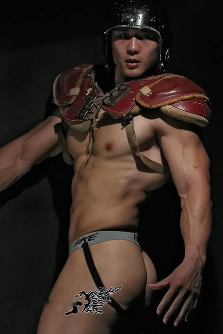 Asian bull Peter Le posing nude and showing tight butt