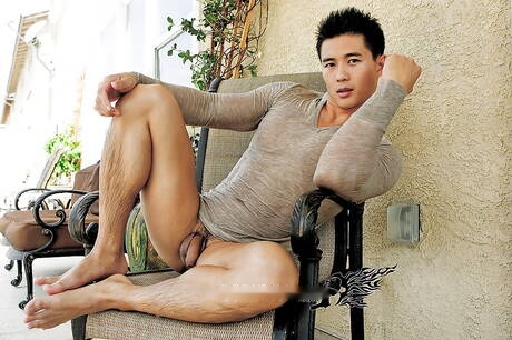 Asian muscular Peter Le shows a perfect muscle body