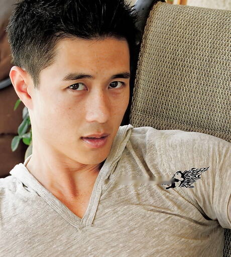 Asian bodybuilder Peter Le undressing