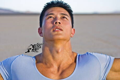 東方公牛Peter Le戶外脫衣服