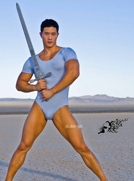 Oriental muscular Peter Le shows a strong body outside