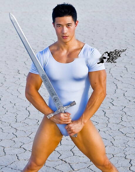 東洋の筋肉質なピーター・レーが屋外で強靭な体を披露