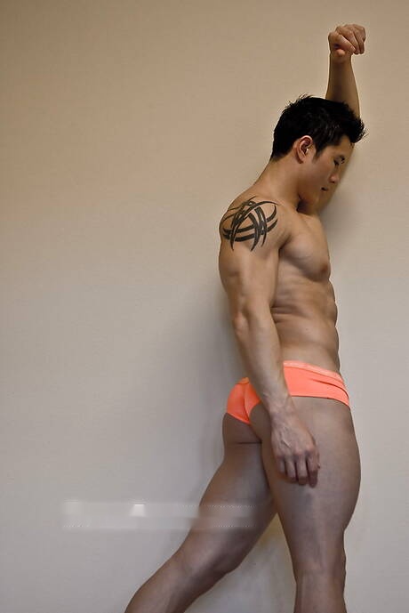 Asian bull Peter Le posing naked and showing hot ass