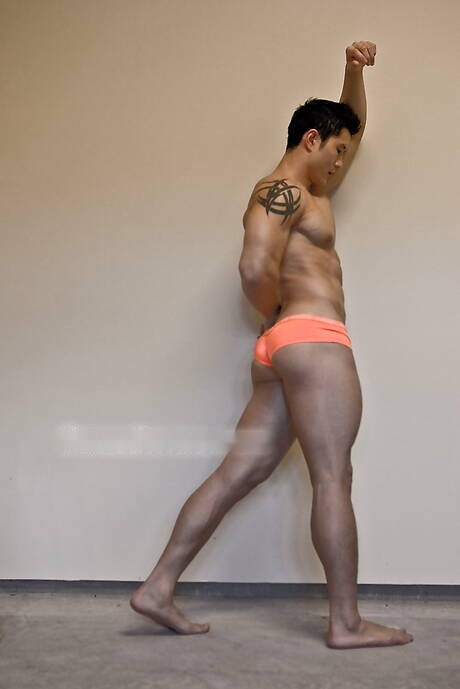 Asian bull Peter Le posing naked and showing hot ass