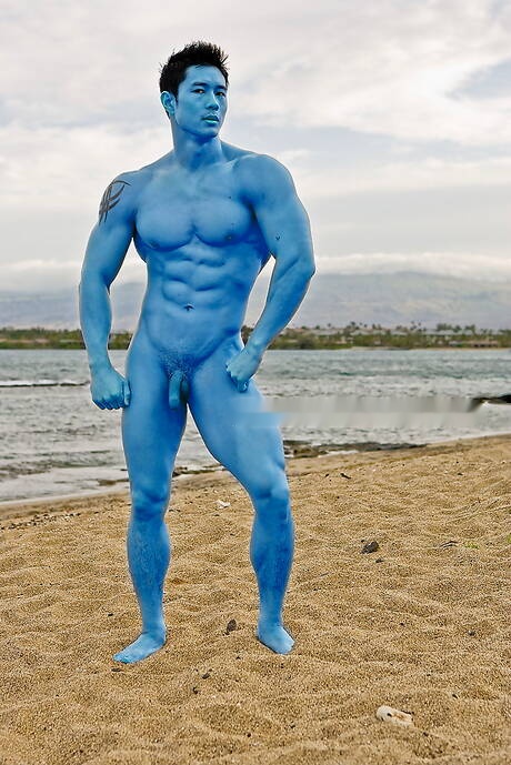 Asian bodybuilder Peter Le posing nude and showing tight ass outside