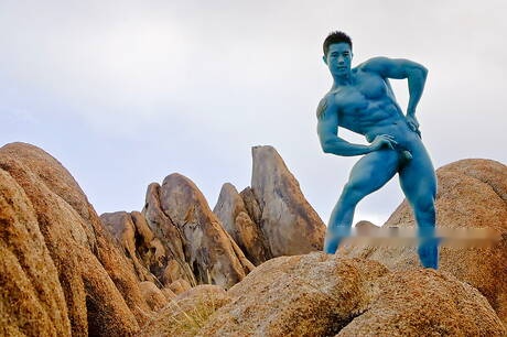 Asian bodybuilder Peter Le posing nude and showing tight ass outside