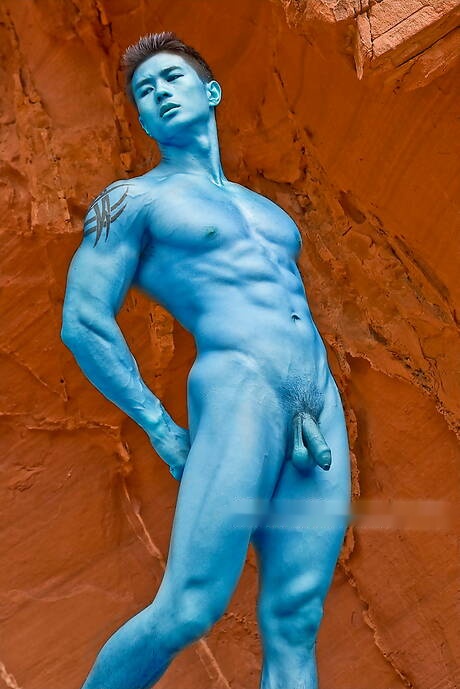 Asian bodybuilder Peter Le posing nude and showing tight ass outside