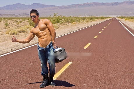 東洋の強い雄牛ピーター・レーは屋外で頑丈な体を披露した