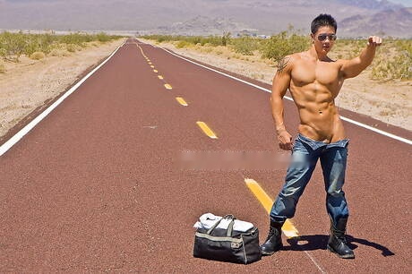 東洋の強い雄牛ピーター・レーは屋外で頑丈な体を披露した