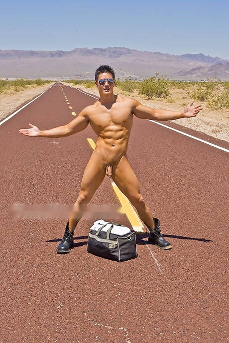 東洋の強い雄牛ピーター・レーは屋外で頑丈な体を披露した