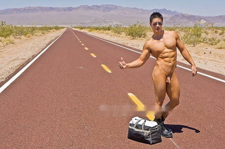 東洋の強い雄牛ピーター・レーは屋外で頑丈な体を披露した