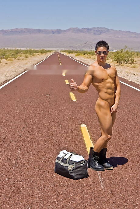 東洋の強い雄牛ピーター・レーは屋外で頑丈な体を披露した