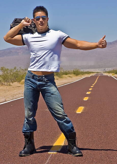 El toro asiático Peter Le se quita la ropa afuera